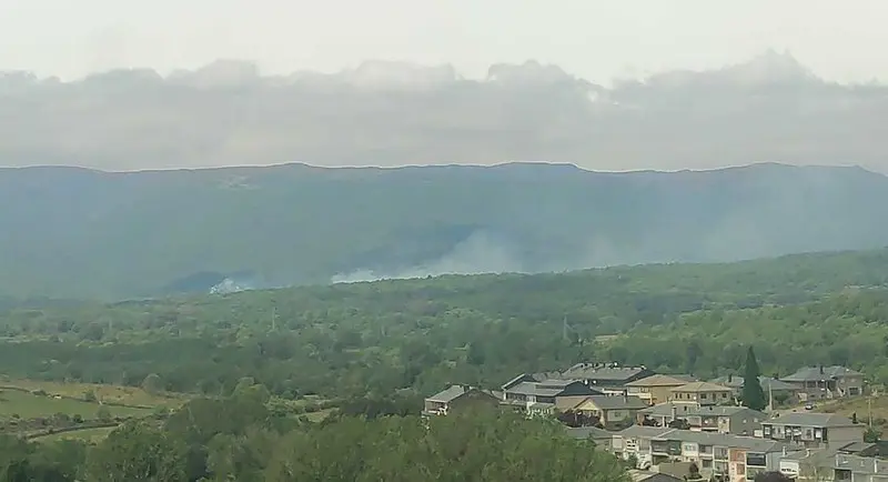 Columna de humo en Cobreros. Foto Junta de Castilla y León/ Twitter