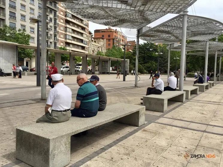 Varios zamorano descansando en la plaza de La Marina