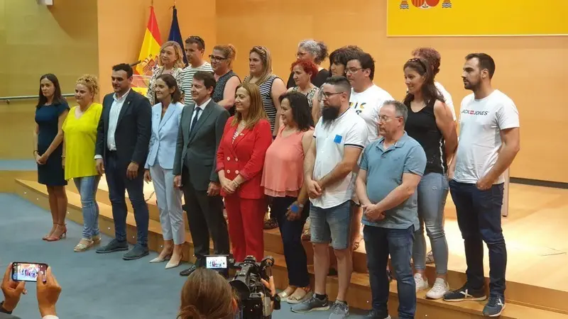 Foto de familia tras el acuerdo para salvar Siro