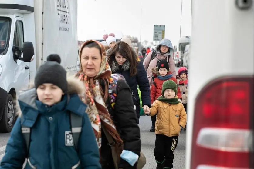 Mujeres y niños de Ucrania atraviesan un punto fronterizo con Polonia el pasado marzo (Alianza por la Solidaridad-ActionAid)