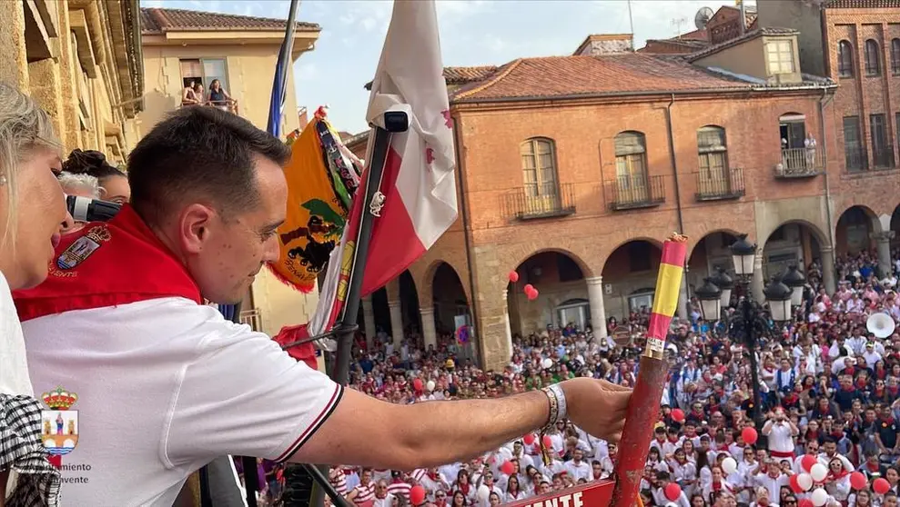 El alcalde de Benavente, Luciano Huerga, durante el inicio de las fiestas del Toro enmaromado. Fotografía: Ayuntamiento de Benavente