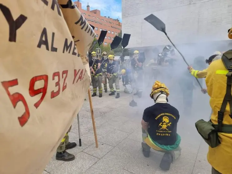 Imagen de archivo de Bomberos forestales en una protesta frente a las Cortes