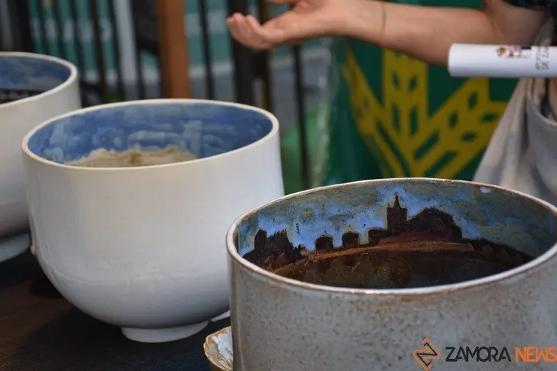 Piezas con el skyline del Casco Antiguo de Zamora, obra de Carlos Macho, de Creámica