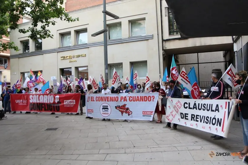 CCOO y UGT Zamora en la protesta contra la patronal CEOE CEPYME