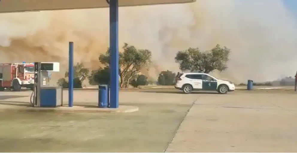 El fuego se sitúa a escasos metros de la gasolinera de Tábara
