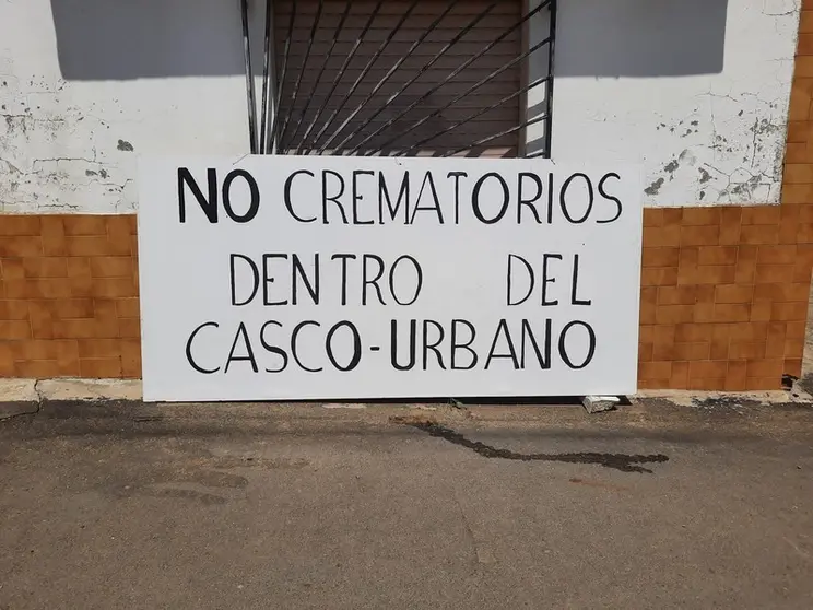 Pancarta contra el crematorio