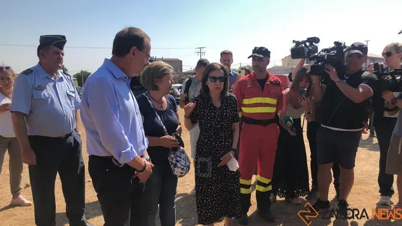 Margarita  Robles llega al puesto de mando de Tábara. Foto Marcos Vicente