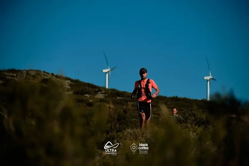 Un corredor con aerogeneradores al fondo