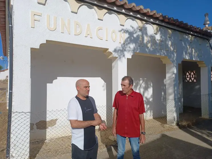 02 PSOE El Piñero. Manuel Pérez y Eduardo Folgdo visita reapertura colegio 12-08-2022