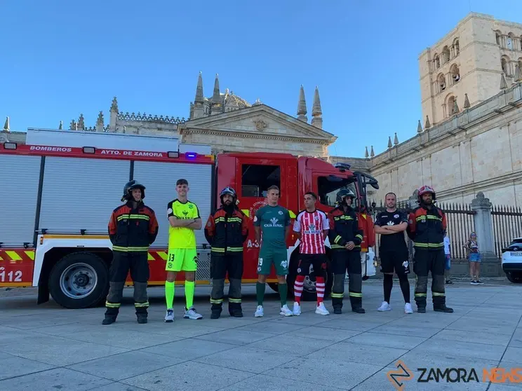 Jugadores del Zamora con la nueva equipación posan con los bomberos