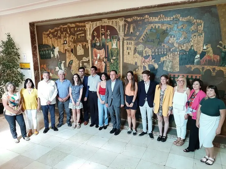 Foto de Familia de los participantes y tutores del Campus Rural con el subdelegado de Zamora