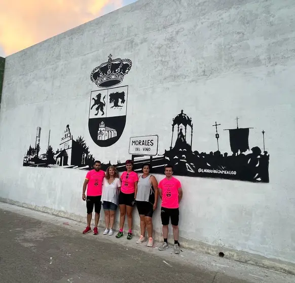 Mural en Morales del Vino, con la presencia de Juanma Pedrón, Raquel Carrascal, Laura, Carmen Lorenzo y Rubén García