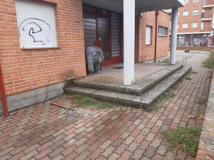 Estado del colegio público Miguel de Cervantes en el edificio destinado a la Educación Infantil