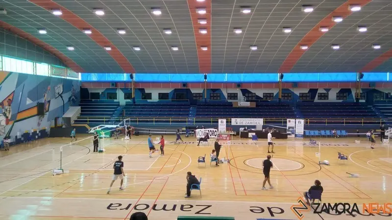 Jugadores de bádminton en el Ángel Nieto