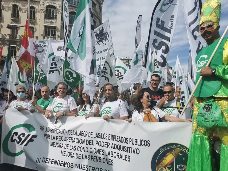 Manifestantes convocados por el CSIF en Madrid