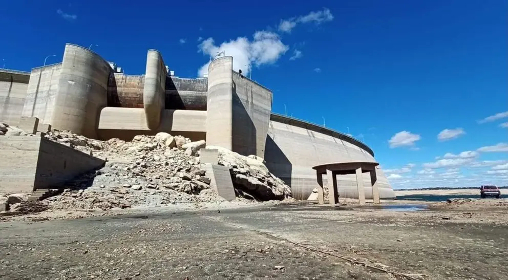 Estado del embalse de Almendra durante el vaciado para enviar agua a Portugal. Fotografía: CEDIDA