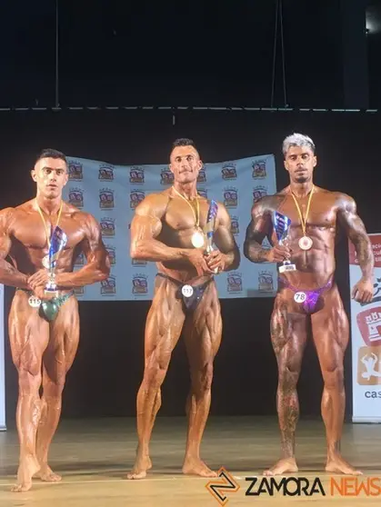 Rubén Prieto, centro, posa con su medalla, flanqueado por los ganadores del segundo y tercer puesto