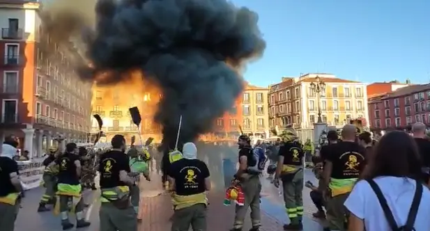 Protesta de los trabajadores de incendios forestales ante las Cortes. Fotografía: @BBFFLuchaCyl/archivo