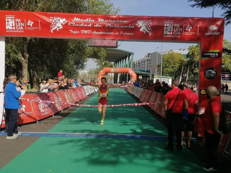 Atleta del Vino Toro Caja Rural en la Media Maratón de Palencia