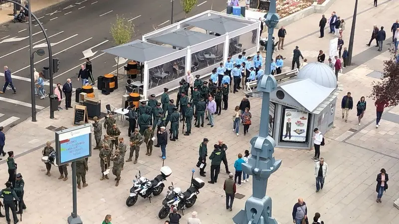 Preparativos de la fiesta nacional en la Plaza de la Marina. Foto Ana Veloso