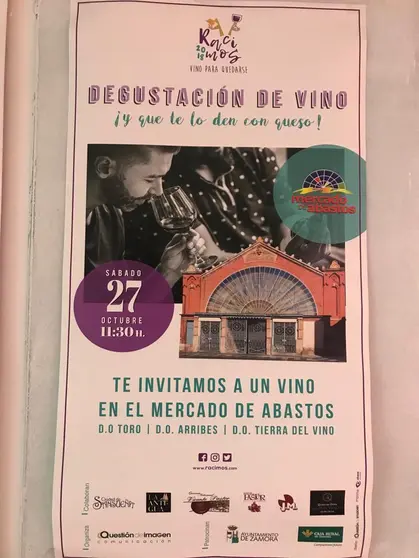 Degusta vino en el mercado