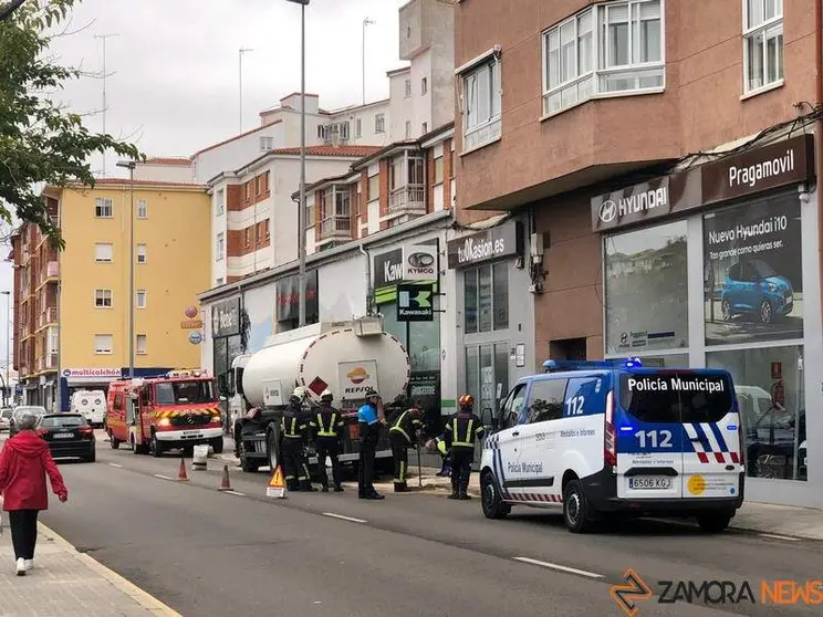 Bomberos y Policía Local en la calle Villalpando