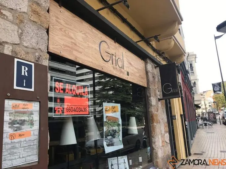 Bar Grial con cartel de "Se Alquila"