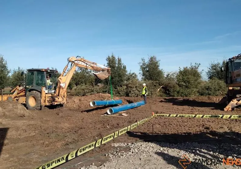 Máquinas trabajan en el proyecto de abastecimiento