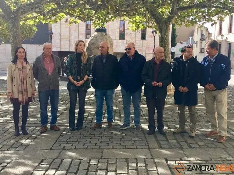 Foto de familia de representantes de Cs en la Plaza de Viriato