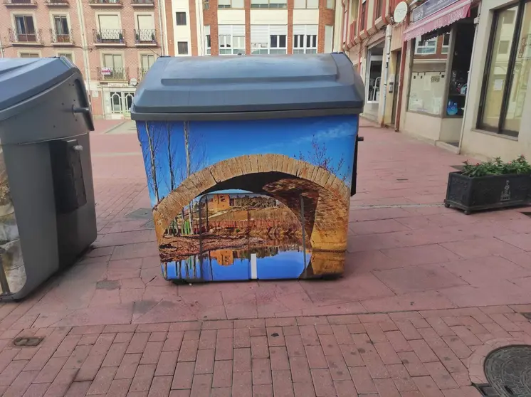 Contenedores vinilados con imágenes de Benavente. Fotografía: Ayuntamiento de Benavente