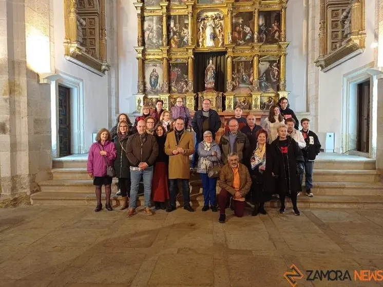 Foto de Familia de Anselmo Esteban y sus alumnos. Foto Óscar Antón