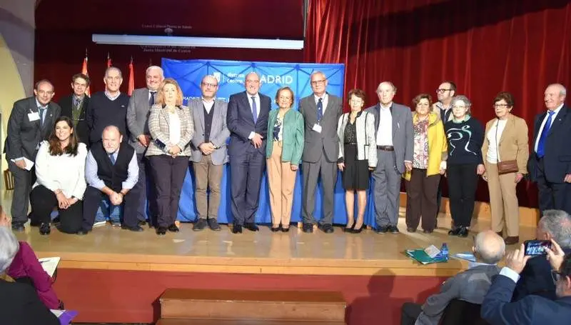 Foto de familia del primer Congreso de directivos y responsables de Casas Regionales de Castilla y León