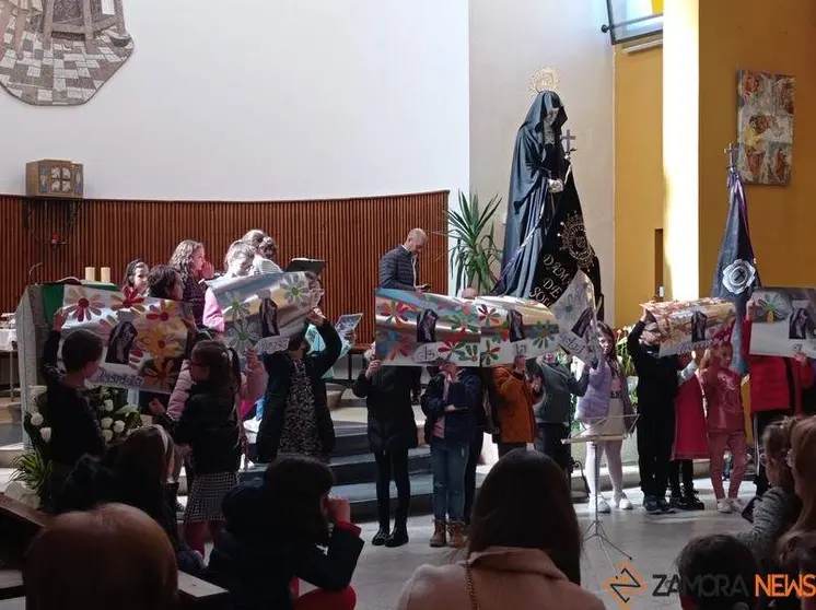 Ofrenda de los más pequeños a la Virgen de la Soledad