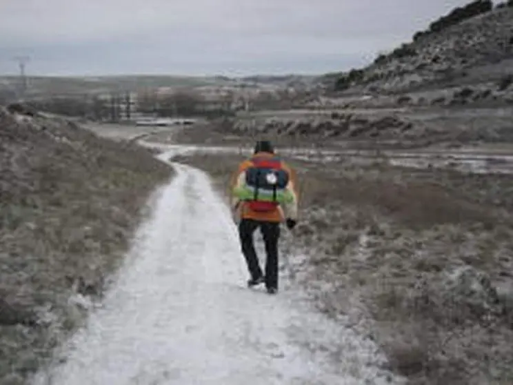 Un peregrino camina por una zona nevada