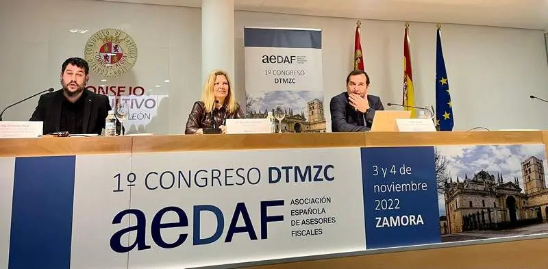 De izquierda a derecha: Diego Bernardo Rosas, concejal responsable de Hacienda del Ayuntamiento de Zamora, Stella Raventós Calvo, presidente de AEDAF y Cesar Pintado, delegado especial de la AEAT de Castilla y León