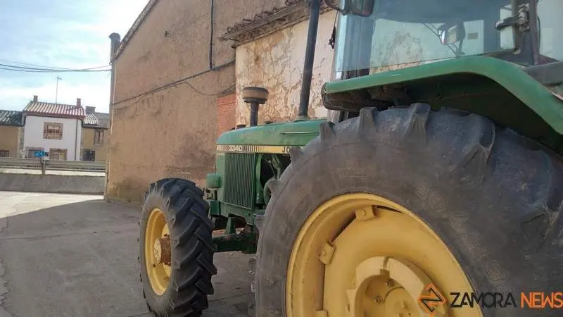 Tractor en la calle de un pueblo de Zamora