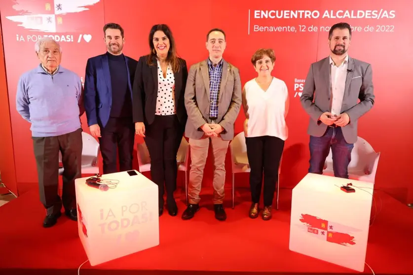 Tudanca y el alcalde de Benavente durante la inauguración del III Foro Municipal de alcaldes/as en la comarca