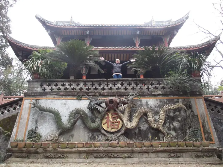 La periodista zamorana Judit Calvo en un templo en China. Fotografía CEDIDA