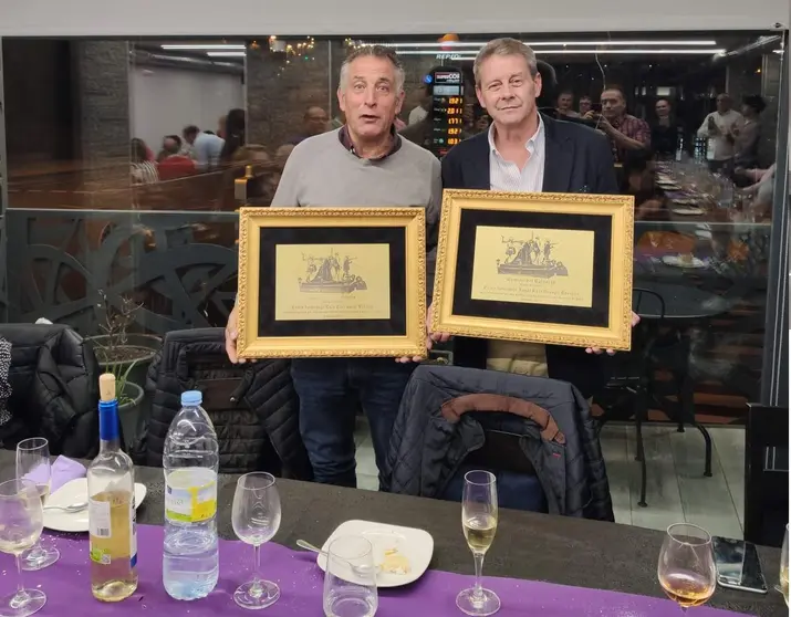 Homenaje a Ángel Luis Crespo y Luis Carrascal, cargadores del Cinco de copas