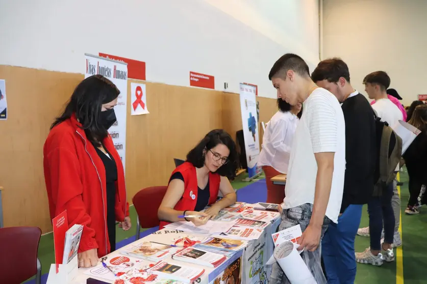 Puesto de Cruz Roja en la jornada de bienvenida a los alumnos del Campus Viriato. Fotografía: Cruz Roja