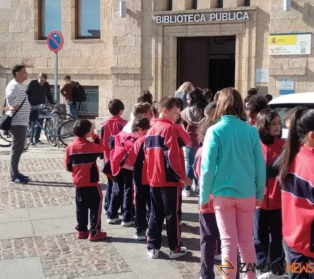 Escolares en la entrada de la Biblioteca Pública de Zamora