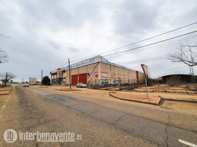 Antigua nave de José A Otero en la que se ubicará el nuevo Mercadona. Fotografía: Interbenavente