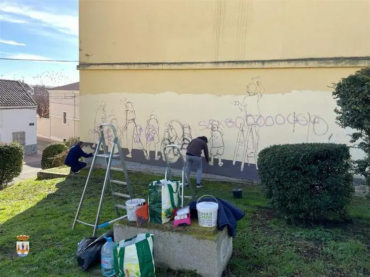 Los artistas realizan un mural en la antigua Casa del Maestro de Benavente