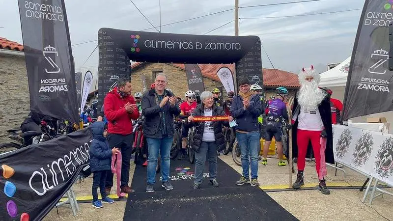 El diputado de Cultura da la salida a la carrera