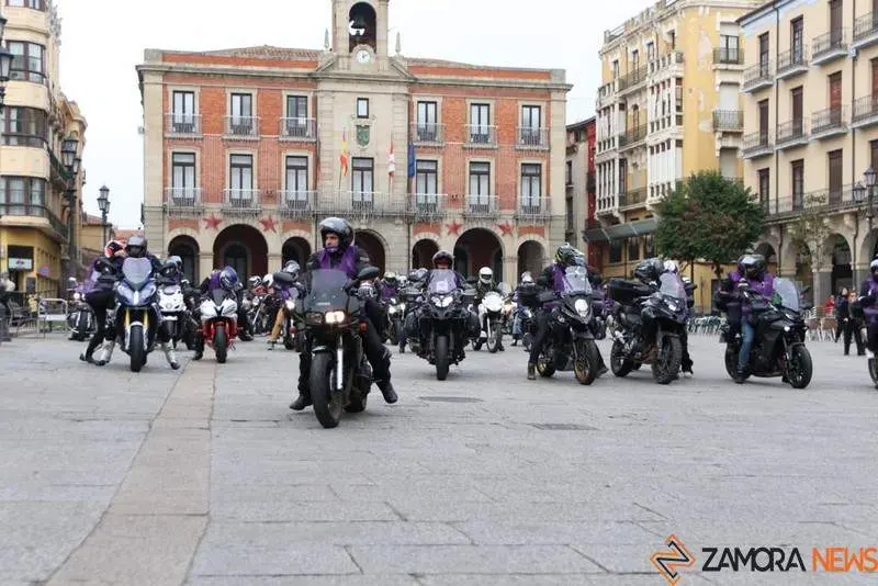 Salida de los moteros en la Plaza Mayor de Zamora