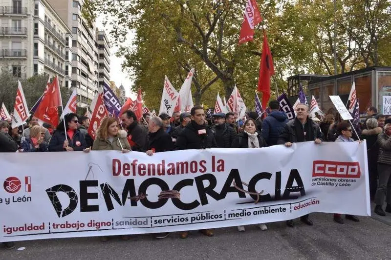 Tudanca en la manifestación por la Democracia