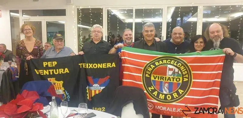 Miembros de la peña barcelonista con Joan Laporta