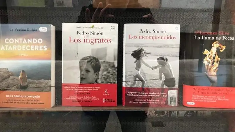 Los dos libros de Pedro Simón en una librería de Zamora