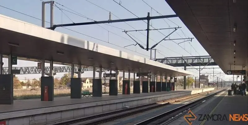 Viajeros en la estación de tren de Zamora