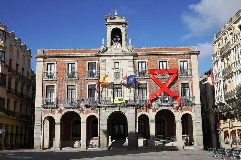 El Ayuntamiento de Zamora luce el lazo rojo por el Día Mundial del Sida